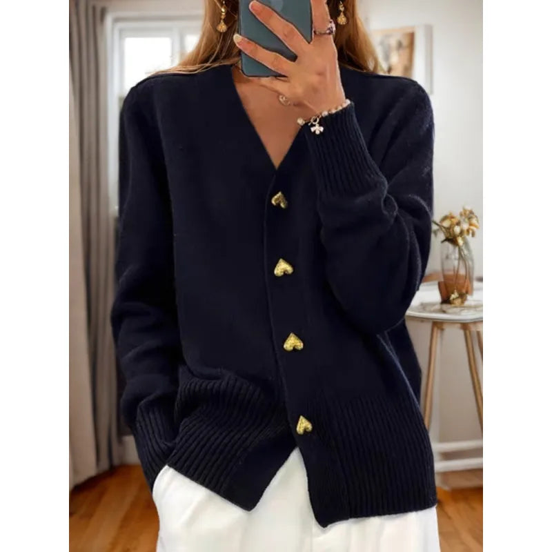 Sara™ – Pull en Maille à Col en V avec Bouton Cœur