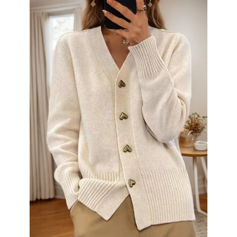 Sara™ – Pull en Maille à Col en V avec Bouton Cœur