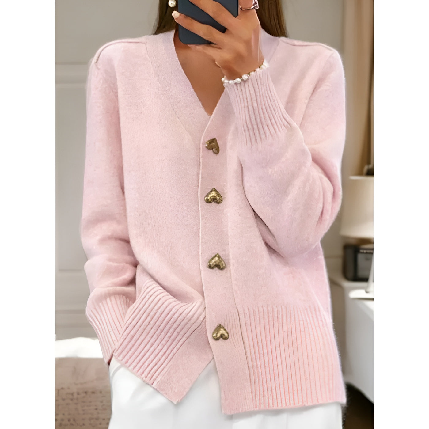 Sara™ – Pull en Maille à Col en V avec Bouton Cœur